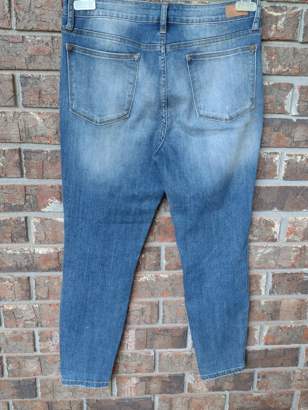 Judy Blue Jeans Women's Size 32 Relaxed Fit Mid Rise Distressed Stretch (32x27)
